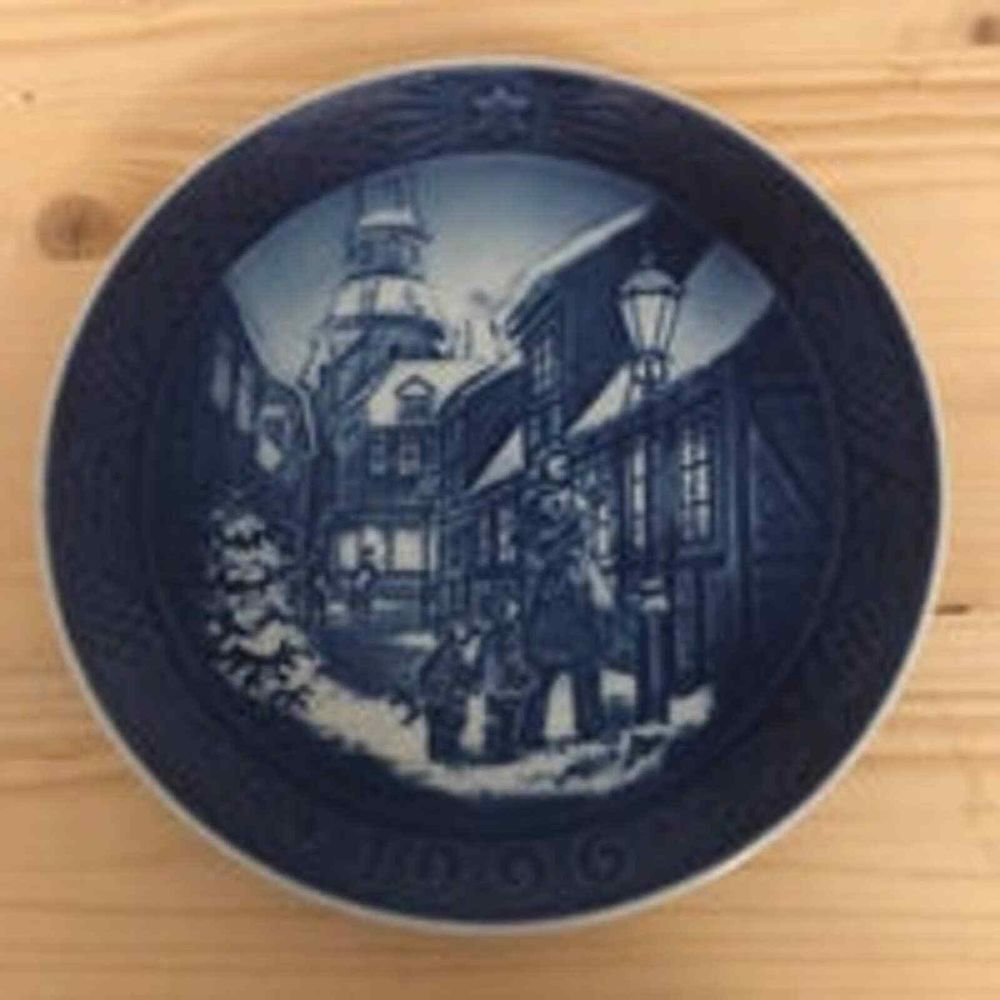 Royal Copenhagen Christmas Plate 1996 Lighting the street lamps EUC